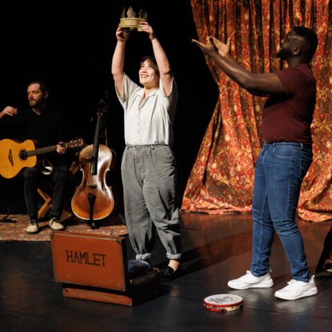 Theater Chur: Hamlet – Shakespeare aus dem Koffer
